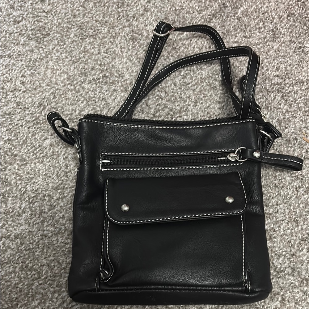Sleek Black Leather Crossbody Bag with Adjustable Strap